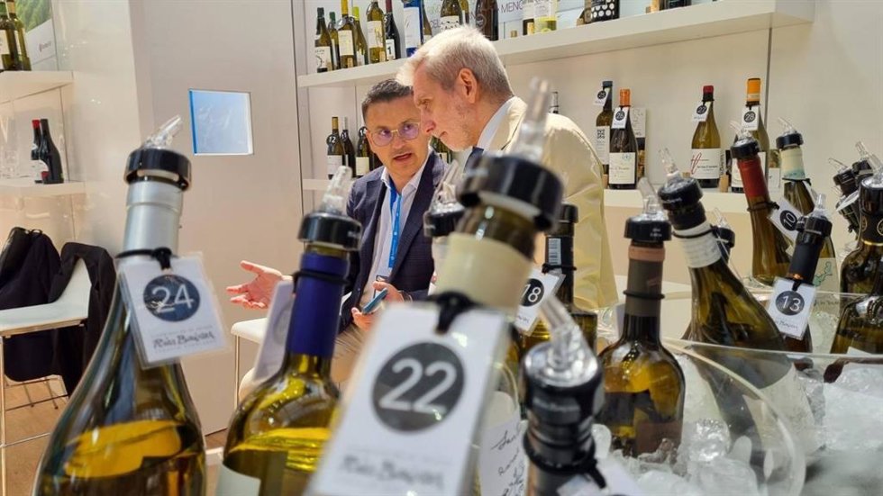 El conselleiro de Medio Rural, José González, ha visitado este miércoles la feria London Wine Fair para apoyar la promoción de los vinos y aguardiantes