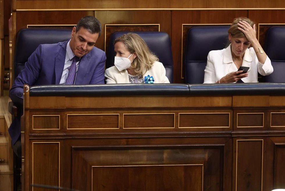 (I-D) El presidente del Gobierno, Pedro Sánchez; la vicepresidenta primera y ministra de Asuntos Económicos y Transformación digital, Nadia Calviño; y la vicepresidenta Segunda del Gobierno y Ministra de Trabajo y Economía Social, Yolanda Díaz, en una s