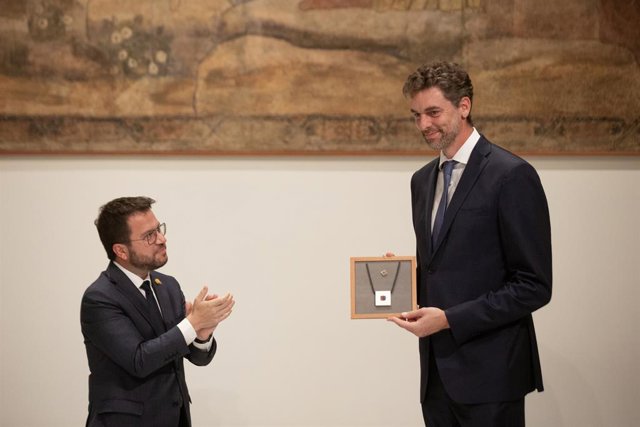El president de la Generalitat, Pere Aragonès, i l'exjugador de bàsquet, Pau Gasol, en el lliurament de la Creu de Sant Jordi