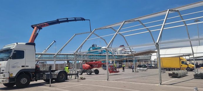 Instalación de carpas para la OPE en el puerto de Almería