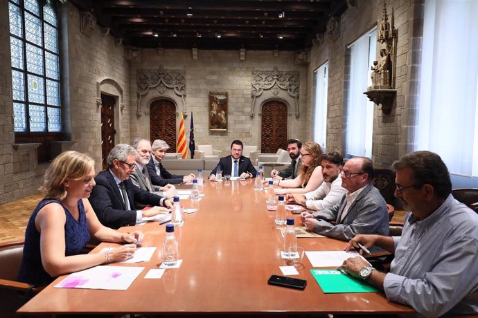 Archivo - El presidente Pere Aragons y el conseller Josep Maria Argimon reunido con patronales y sindicatos de la sanidad concertada