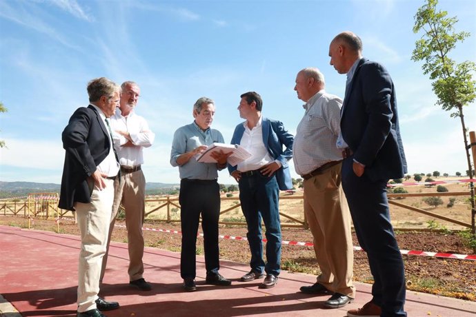 José María Bellido y Salvador Fuentes con personal de Urbanismo, vecinos de Mirabueno y la empresa de las obras de Mirabueno.