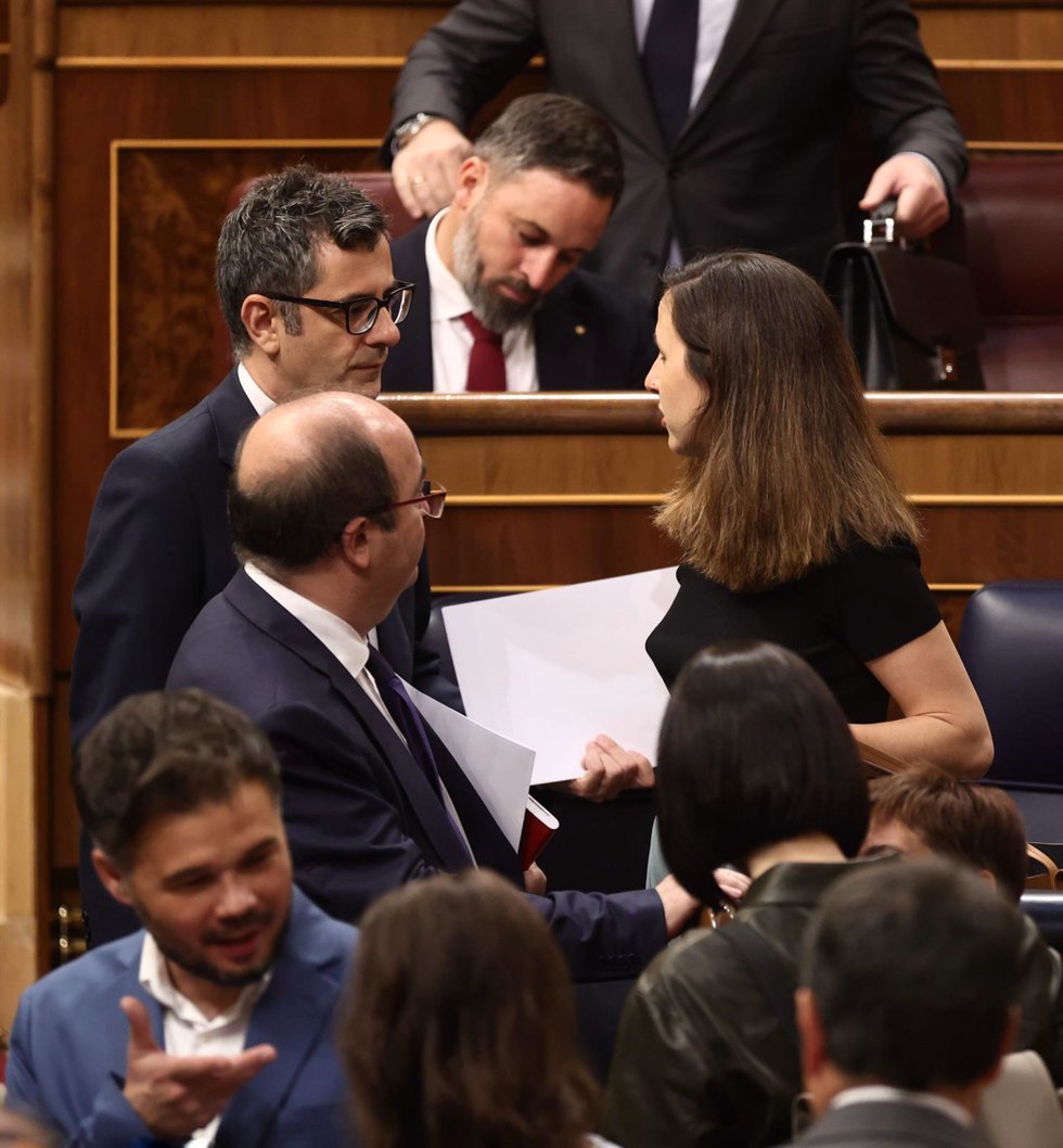 (I-D) El ministro de Cultura y Deporte, Miquel Iceta; el ministro de la Presidencia, Relaciones con las Cortes y Memoria Democrática, Félix Bolaños; y la ministra de Derechos Sociales y Agenda 2030, Ione Belarra, conversan en una sesión plenaria, en el 