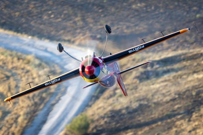 Archivo - Un avión en vuelo acrobático.