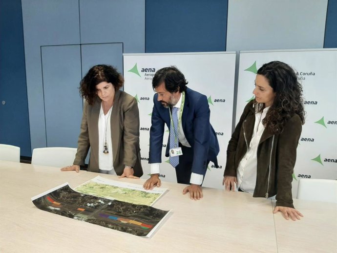 La subdelegada del Gobierno en A Coruña, Maria Rivas, visita el aeropuerto de Alvedro con motivo de las obras que se están ejecutando