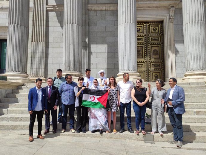 La activista saharaui Sultana Jaya, en el centro del a foto, junto a políticos y diputados españoles frente al Congreso de los Diputados.