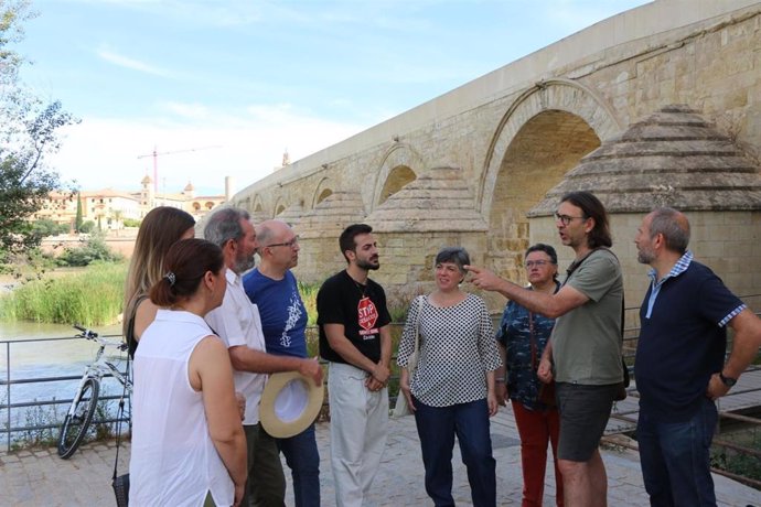 Gómez Jurado (centro), junto a otros miembros de su candidatura (izda.), en el encuentro con representantes de A Desalambrar y otros colectivos.