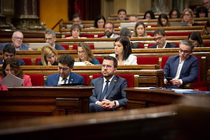El president de la Generalitat, Pere Aragonés (c), en una sesión plenaria, en el Parlament de Cataluña, a 8 de junio de 2022, en Barcelona.