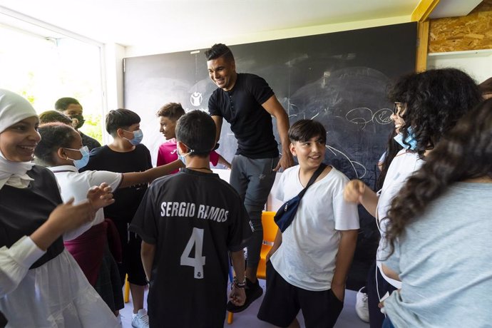 Casemiro en su visita a un centro de Save the Children en Vallecas (Madrid)