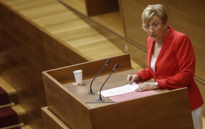 La ex consellera de Sanidad, Ana Barceló, interviene durante un debate sobre el modelo de financiación autonómica, en Les Corts