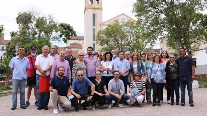 Crespín (centro), junto a cargos públicos y orgánicos del PSOE en Peñarroya.