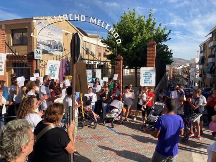 Familias y delegados de CCOO concentrados ante el CEIP Camacho Melendo de Priego.