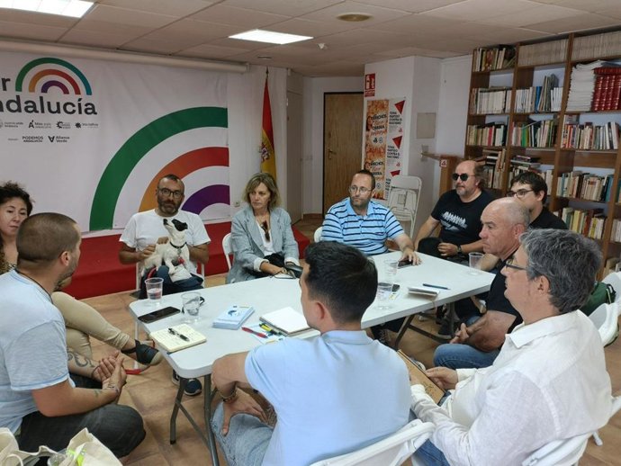 Miembros de la candidatura de Por Andalucía se reúnen con representantes de asociaciones animalistas.