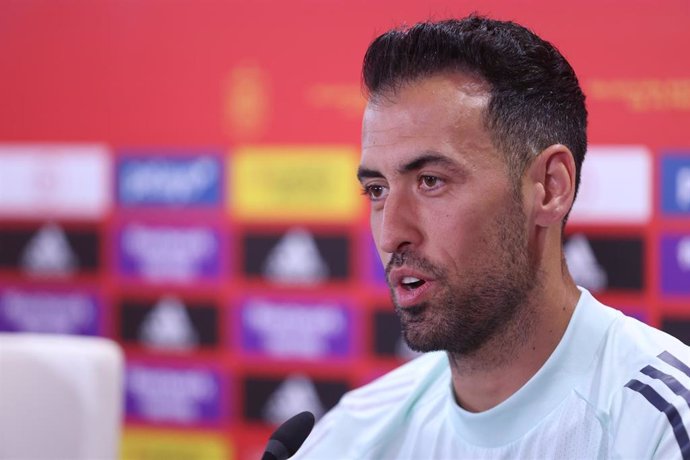 Sergio Busquets atiende a los medios en la rueda de prensa previa a un partido internacional con España