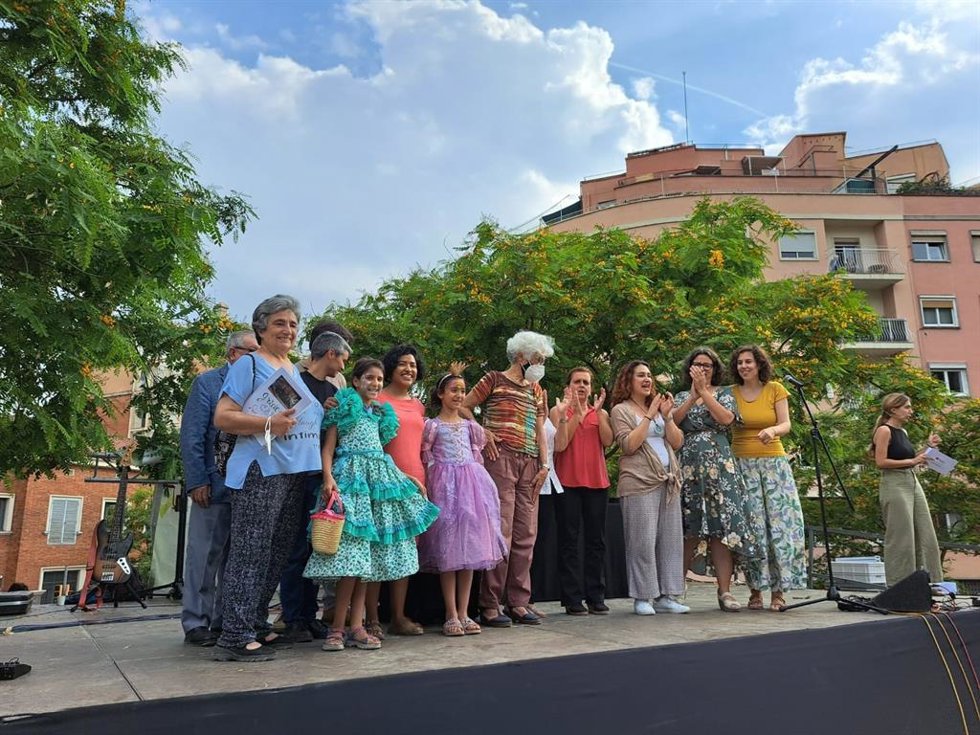 Representantes del Ayuntamiento de Barcelona, de la Associació de Vens de la Salut y del del Consell Assessor de la Gent Gran Global, Feminismes i LGTBI en el acto de celebración por la construcción de viviendas para ancianos en el distrito de Grcia.