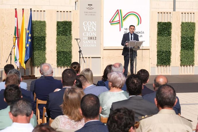 El presidente del Parlamento Jesús María Garcia pronuncia el pregon del Día de La Rioja