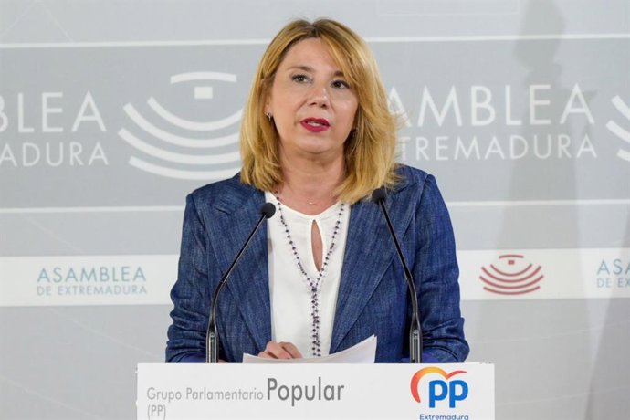 Cristina Teniente, en una imagen de archivo de una rueda de prensa en la Asamblea.
