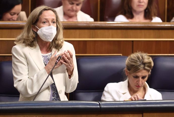 La vicepresidenta primera y ministra de Asuntos Económicos y Transformación Digital, Nadia Calviño, interviene en una sesión de control al Gobierno, en el Congreso de los Diputados, a 8 de junio de 2022, en Madrid (España). El pleno de hoy gira en torno