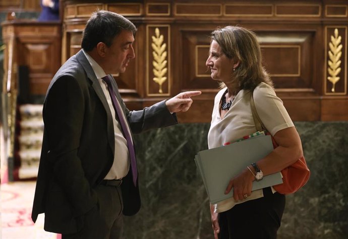 El portavoz del PNV en el Congreso, Aitor Esteban, y la vicepresidenta tercera y ministra para la Transición Ecológica y el Reto Demográfico, Teresa Ribera, conversan en una sesión plenaria, en el Congreso