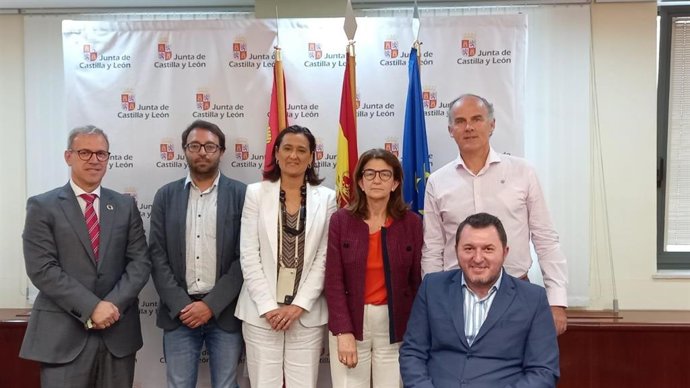 Momentos antes de la reunión entre Veganzones y la Federación Empresarial Española de Asociaciones de Centros Especiales de Empleo de Castilla y León (FEACEM-CyL) .