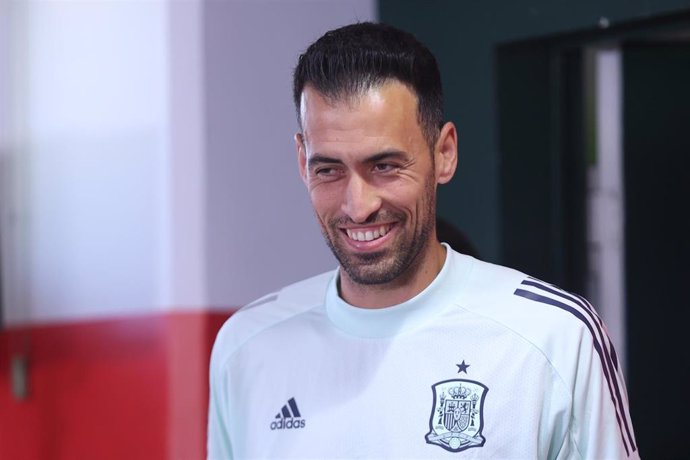 Sergio Busquets llega a la sala de prensa donde atendió a los medios de comunicación antes de un partido de la selección española