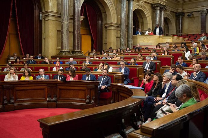 El president de la Generalitat, Pere Aragonés (c), en una sesión plenaria, en el Parlament de Cataluña, a 8 de junio de 2022, en Barcelona, Catalunya (España). 