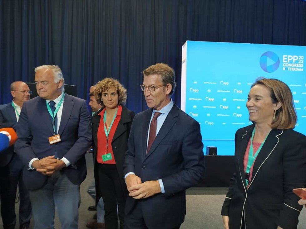 La secretaria general del PP, Cuca Gamarra; el presidente del PP, Alberto Núñez Feijóo; el vicesecretario de Institucional del PP, Esteban González Pons; y la portavoz del PP en el Parlamento Europeo, Dolors Montserrat, en el Congreso del PPE en Rotterd