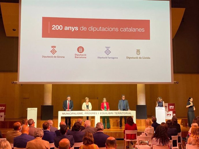 Los presidentes de las cuatro diputaciones catalanas, en la conmemoración de su bicentenario en el paraninfo de la Escola Industrial