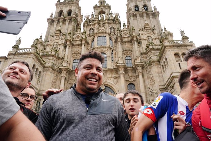 El presidente del Real Valladolid, Ronaldo Nazario, llega a la plaza del Obradoiro tras hacer el camino de Santiago en bicicleta