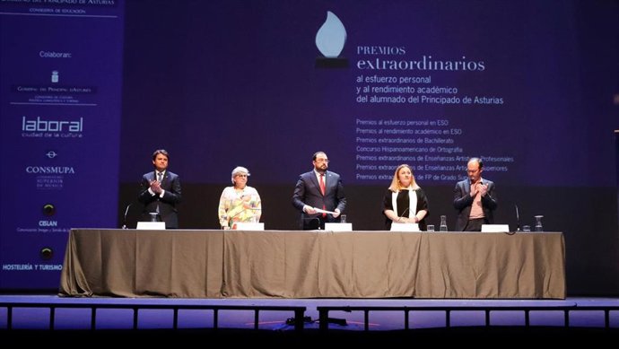 Adrián Barbón, presidente del Principado de Asturias, preside la entrega de los Premios Extraordinarios al esfuerzo personal y al rendimiento académico del Principado, en el Teatro de la Laboral (Gijón)