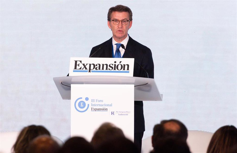 El líder del PP, Alberto Núñez Feijóo, interviene en la primera jornada del III Foro Económico Internacional Expansión, en el Parador de Alcalá de Henares, a 8 de junio de 2022, en Madrid (España). 