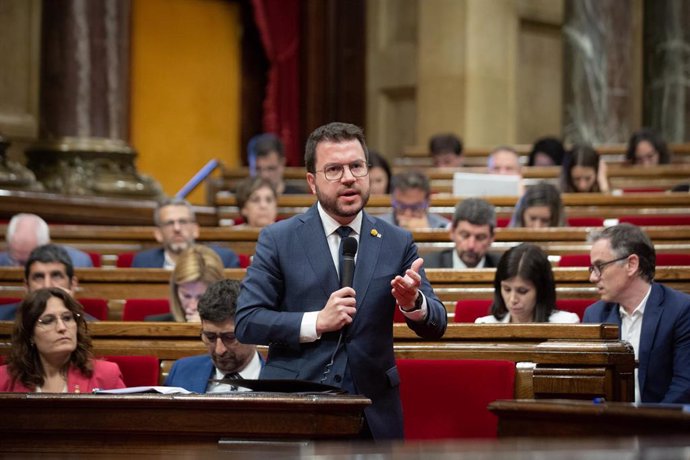 El presidente de la Generalitat, Pere Aragons, interviene en el Parlament.