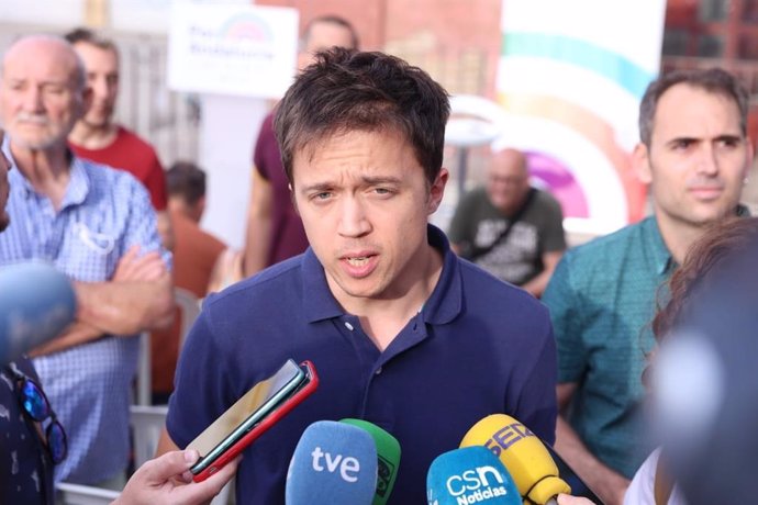 El portavoz en el Congreso de los Diputados por Más País, Íñigo Errejón, atiende a los medios antes de un acto electoral en el parque de Los Perdigones.