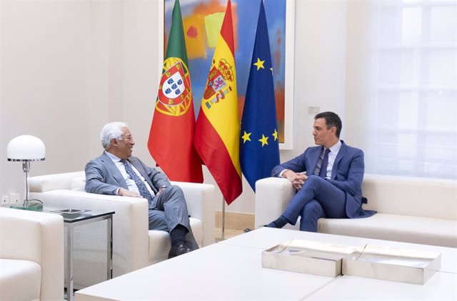 El presidente del Gobierno, Pedro Sánchez (d), y el primer ministro de la República de Portugal, Antonio Costa (i), en un encuentro de trabajo en el Complejo de la Moncloa