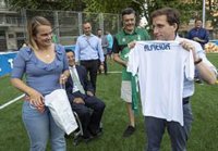 Almeida visita las nuevas instalaciones deportivas La Chimenea de Usera