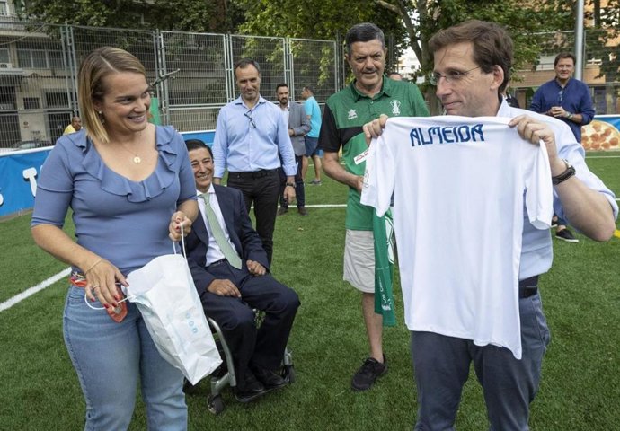 Almeida visita las nuevas instalaciones de la IBD La Chimenea de Usera