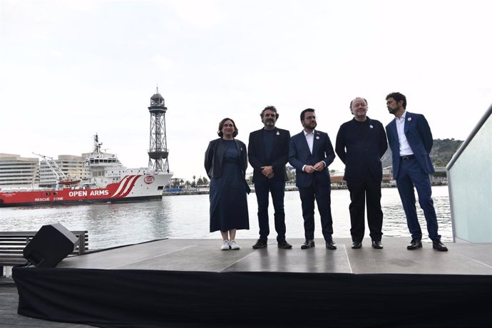 El acto de presentación oficial de la nave en el Puerto de Barcelona con la alcaldesa de Barcelona, Ada Colau; el fundador de Proactiva Open Arms, scar Camps; el presidente de la Generalitat, Pere Aragons, y el del Puerto de Barcelona, Dami Calvet