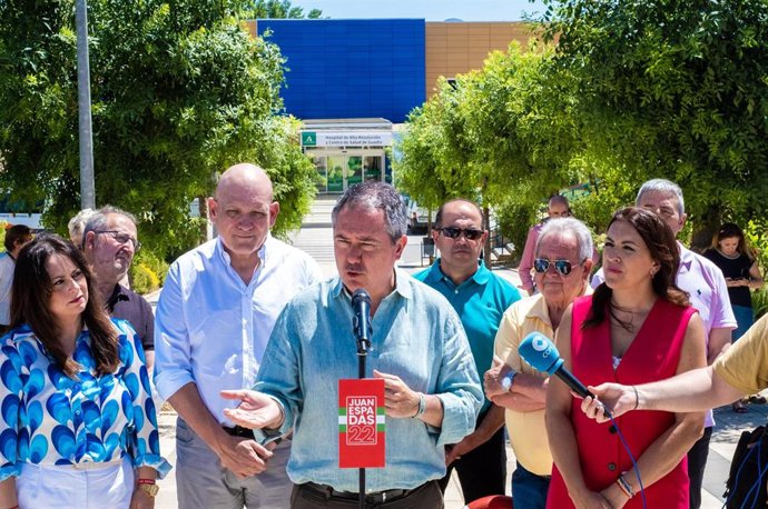 El candidato del PSOE-A a la Presidencia de la Junta, Juan Espadas, atiende a los medios ante el hospital de Guadix (Granada) en el sexto día de campaña electoral andaluza.
