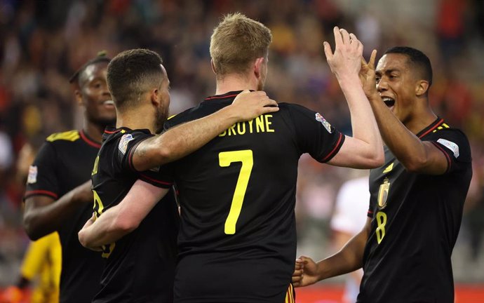 La selección belga de fútbol celebra su goleada ante Polonia
