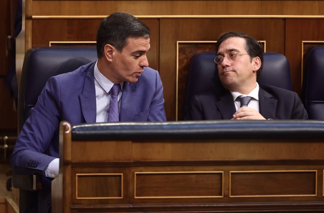 El presidente del Gobierno, Pedro Sánchez (i), y el ministro de Asuntos Exteriores, Unión Europea y Cooperación, José Manuel Albares, en la sesión plenaria, en el Congreso de los Diputados del 8 de junio 