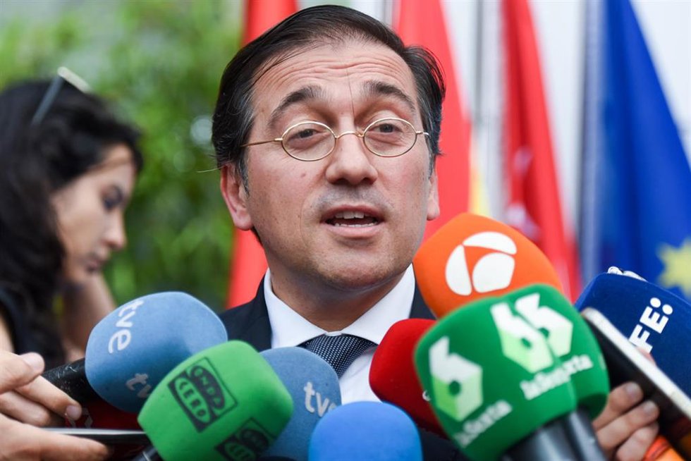 El ministro de Asuntos Exteriores, Unión Europea y Cooperación, José Manuel Albares, ofrece declaraciones a los medios de comunicación tras clausurar la primera jornada del III Foro Económico Internacional Expansión, en el Parador de Alcalá de Henares, 