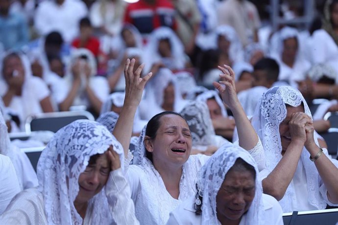 Archivo - 14 de agosto de 2019, México, Guadalajara: Fieles de la iglesia La Luz del Mundo, asisten a la santa convocatoria y a los bautismos masivos, y a orar por su líder Joaquín García, quien fue detenido en California. Foto: -/El Universal vía ZUMA 