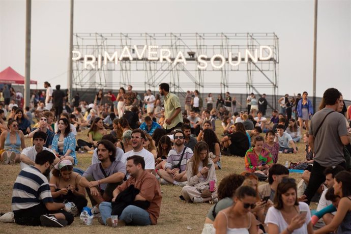 Un grupo de personas durante la segunda jornada del Festival Primavera Sound Barcelona, a 3 de junio de 2022, en Sant Adriá de Bess, en Barcelona
