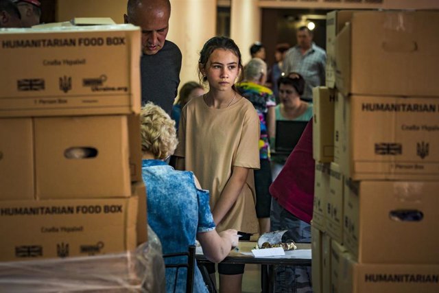 Una niña espera recibir ayuda humanitaria en una ciudad de Donbás.