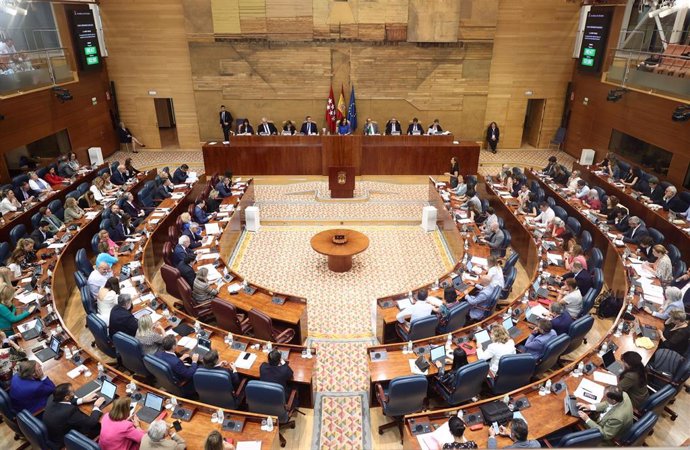 Vista del hemiciclo en un pleno de la Asamblea de Madrid, a 2 de junio de 2022, en Madrid (España). La modificación de la Ley de Transportes que busca regularizar los Vehículos de Transportes con Conductor (VTC) llega a está sesión plenaria. Una norma q