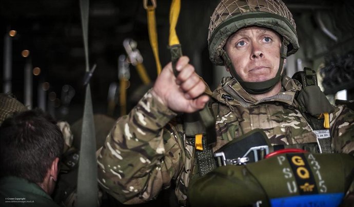Archivo - Un soldado de la Compañía B del 2 Batallón del Regimiento de Paracaidistas se prepara para saltar sobre Wiley Sike en Cumbria desde un Hércules C-130J de la Real Fuerza Aérea.