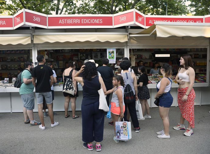 Varias personas visitan la caseta de Astiberri Ediciones en la Feria del Libro 2022, en el Parque de El Retiro, a 28 de mayo de 2022, en Madrid (España). La Feria del Libro de Madrid 2022 será 'la más grande del Siglo XXI' al contar con 378 casetas con 