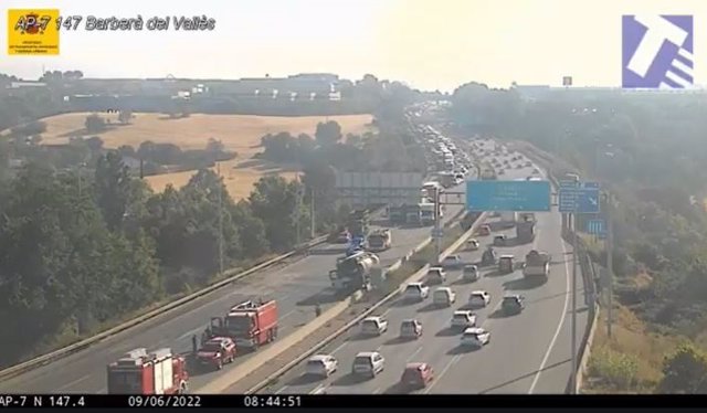 Colas de 13 kilómetros en la AP-7 entre Barberà y Montornès (Barcelona) por un camión accidentado