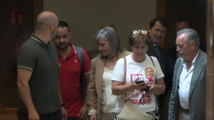 Representantes de comités de empresa de Siro y alcaldes tras la reunión con la Junta.