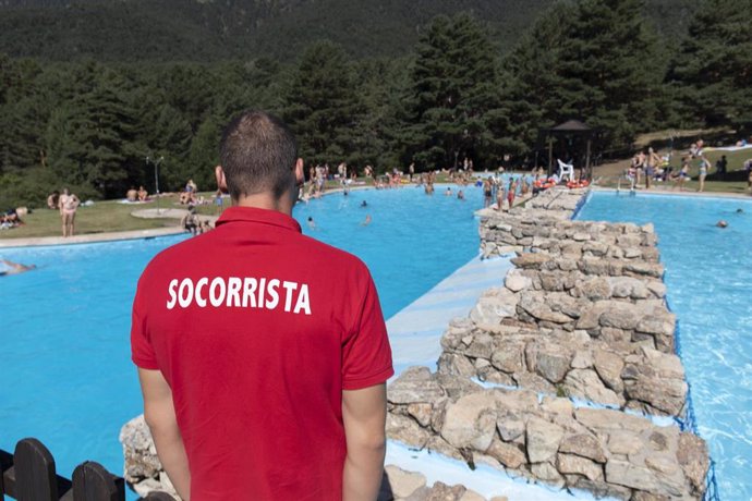 Archivo - Un socorrista trabajando en una piscina de la Comunidad de Madrid